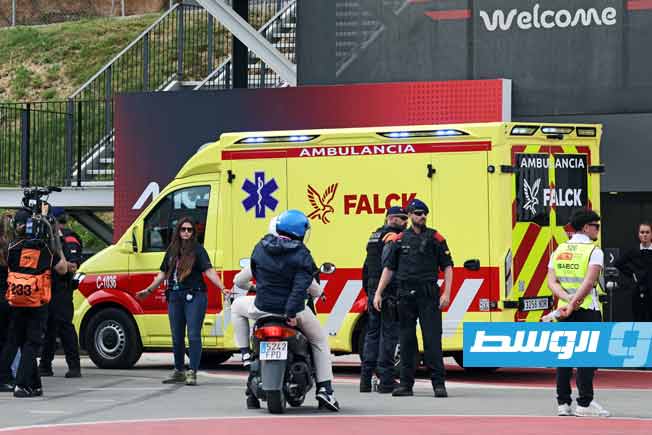 سيارة الإسعاف تنقل المصابين في الحادث المروع بسباق كتالونيا للدراجات النارية الأحد 17 مايو 2026 (فرانس برس)