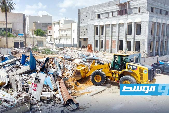 أعمال الإزالة وفتح المسارات في شارع الجمهورية، 11 أبريل 2025. (شركة الخدمات العامة طرابلس)