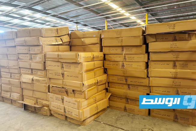 وصول الدفعة الثانية من المقاعد الدراسية لمخازن مصراتة، الإثنين 27 أكتوبر 2025. (وزارة التعليم)
