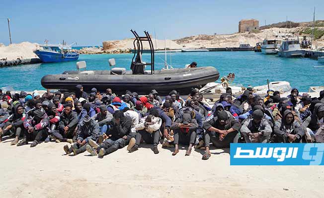 مهاجرون غير شرعيين جرى إنقاذهم على متن قارب هجرة غير شرعية قرب ساحل الماية الليبي. (الإدارة العامة لأمن السواحل فرع الغربية)