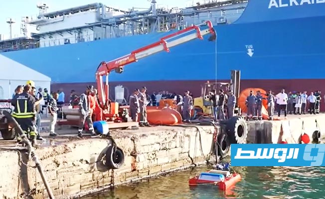 جانب من تمرين محاكاة لتسرب نفطي في البحر أجرته شركة البريقة لتسويق النفط والغاز، الأربعاء 13 أغسطس 2025 (لقطة مثبتة من الفيديو: شركة البريقة)