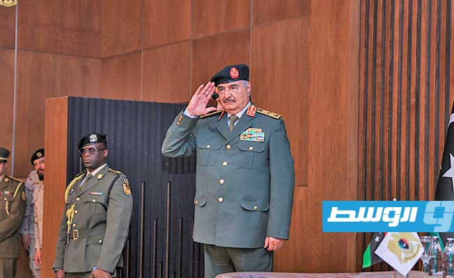 حفتر يؤدي التحية خلال لقاء عدد من القيادات العسكرية والضباط، الإثنين 24 أبريل 2023. (القيادة العامة)