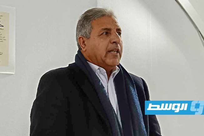 الكاتب يونس الفنادي أثناء مداخلته في حفل توقيع كتاب فن الكوميكس «حكايات» في بيت نويجي أمس السبت. (بوابة الوسط)