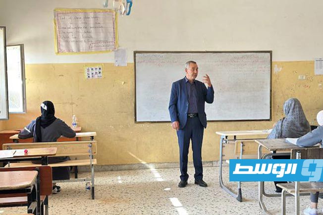 تلميذات مرحلة التعليم الأساسي يؤدون آخر امتحاناتهم في مادة القراءة والنصوص، 4 يونيو 2025. (التعليم)