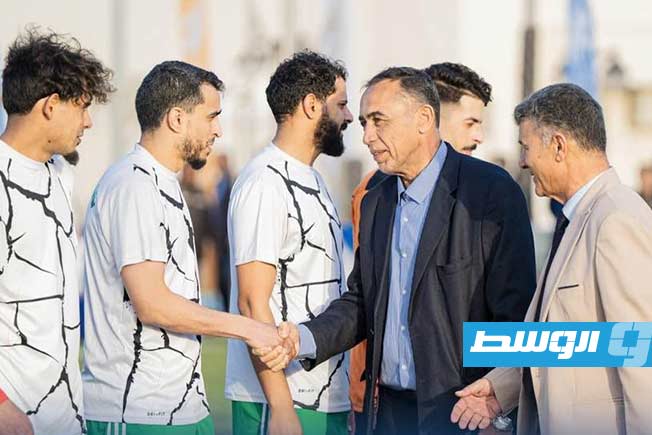 عميد بلدية مصراتة ورئيس الاتحاد الليبي لكرة القدم المصغرة يصافحان اللاعبين (تصوير - محمد قجام)