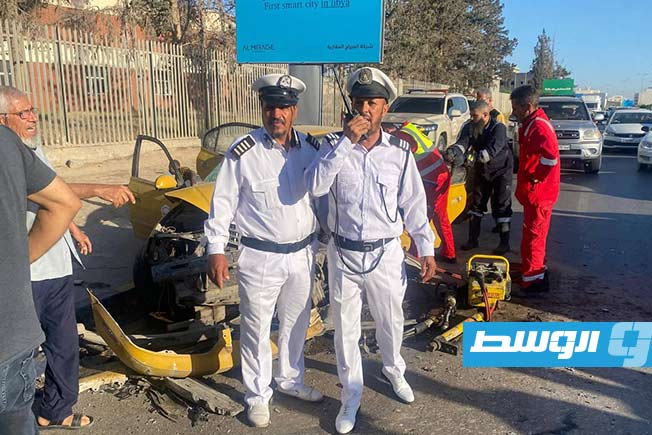 رجال مرور في موقع حادث قرب جزيرة الخمسة بعين زارة، 31 مايو 2026 (مديرية أمن طرابلس)