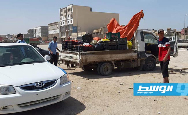 إزالة الباعة المتجولين على الطرق العامة في بنغازي, 3 يونيو 2021. (جهاز الحرس البلدى بنغازي)