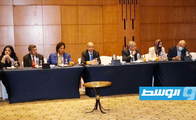 اللافي وعدد من الحضور في اللقاء.