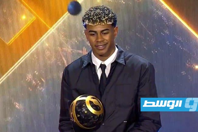 لامين يامال عقب تسلمه جائزة «غلوب سوكر» الأحد 28 ديسمبر 2025 (إكس)