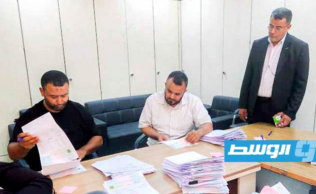 تسليم صكوك بدل الإيجار لمندوبو أسر النازحين من مرزق والمناطق الشرقية، الثلاثاء 18 يوليو 2023. (وزارة الشؤون الاجتماعية)