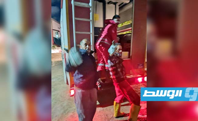 رجال السلامة الوطنية أثناء إخماد حريق بمخزن البتروكيماويات في جنزور، 11 فبراير 2023. (هيئة السلامة الوطنية