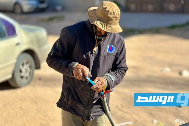 إصلاح كابل معطوب في سرت، 19 نوفمبر 2025. (شركة الكهرباء)