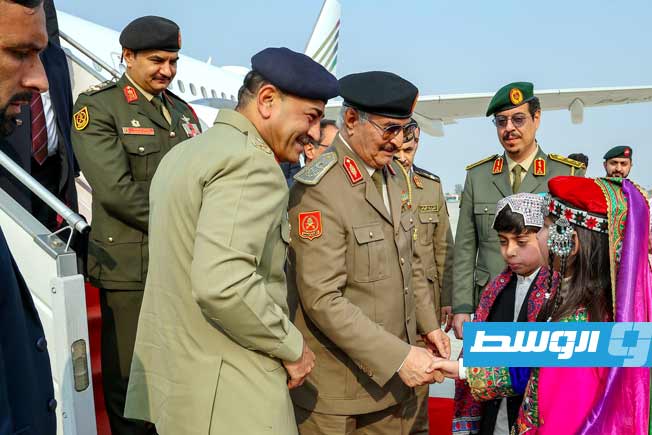 قائد الجيش الباكستاني المشير عاصم منير في استقبال المشير حفتر لدى وصوله باكستان، الإثنين 2 فبراير 2026. (القيادة العامة)