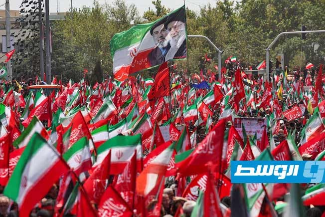 أشخاص يتجمعون خلال موكب جنازة الزعيم الأعلى الإيراني الراحل آية الله علي خامنئي الذي قتل جراء غارة جوية أمريكية-إسرائيلية، في طهران، 6 يوليو 2026. (الإنترنت)