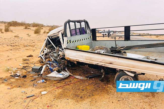 سيارة متضررة جراء حادث سير مروع في منطقة أبوقرين الواقعة غربي مدينة سرت، الثلاثاء 3 يونيو 2025 (فيسبوك)