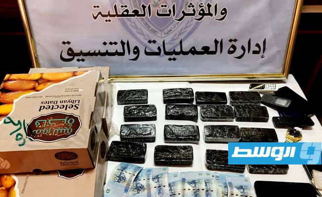 المضبوطات التي عثر عليها بحوزة المتهمين. (جهاز مكافحة المخدرات والمؤثرات العقلية)