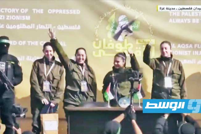 من تسليم المقاومة الفلسطينية 4 مجندات إسرائيليات في ميدان فلسطين في غزة. 25 يناير 2025. (صورة مثبتة من فيديو)