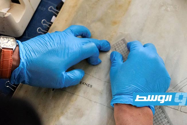 مراقبة آثار بنغازي تتمكن حتى الآن من ترميم نحو 75 خريطة من أصل 200 خريطة ضمن هذا الجهد العلمي والتوثيقي. (الجزيرة أفريقيا)