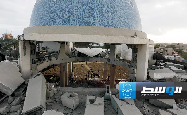 آثار التدمير في أحد المساجد جراء غارة عدوانية إسرائيلية على غزة، 7 أكتوبر 2024. (وفا)