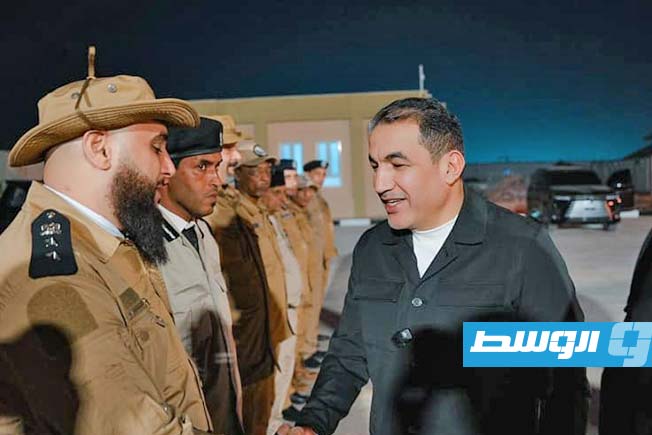 من لقاء وزير الداخلية في الحكومة المكلفة من مجلس النواب عصام أبو زريبة مع ورئيس جهاز مكافحة الهجرة غير الشرعية اللواء صلاح الخفيفي (وزارة الداخلية)