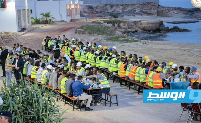 الدبيبة يزور مشروع محطة غرب طرابلس ويشارك عمالها وجبة الإفطار، 1 مايو 2021. (حكومة الوحدة الوطنية)