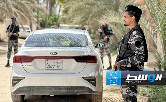 عناصر الأمن خلال إخلاء قطعة الأرض الخاصة بسوق الجمعة، الثلاثاء 14 مايو 2024. (إدارة العمليات الأمنية)