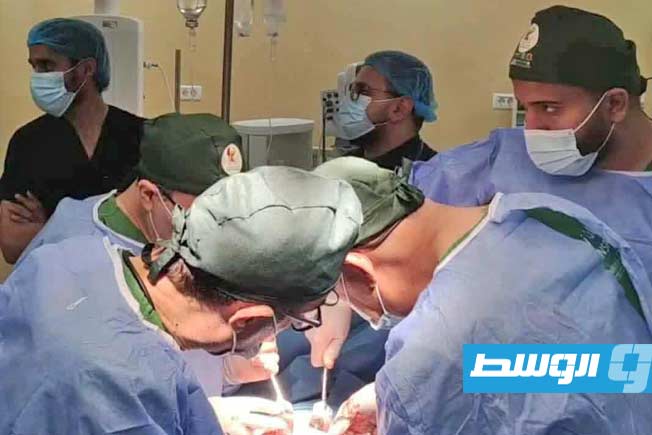 خلال إجراء جراحة زراعة كلى في مستشفى بن سينا بسرت (الإنترنت)