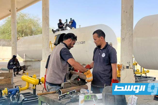 جانب من عملية تركيب محطة تعبئة غاز فورية في سبها، الأربعاء 20 أغسطس 2025 (شركة البريقة لتسويق النفط والغاز)