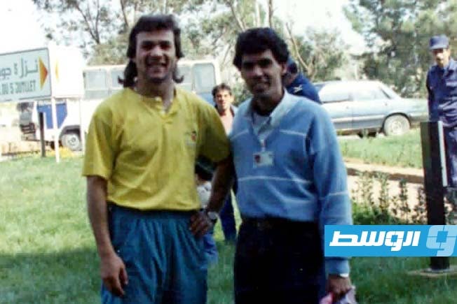 الإعلامي زين العابدين بركان خلال حواره مع رابح ماجر بالجزائر 1990 (أرشيفية)