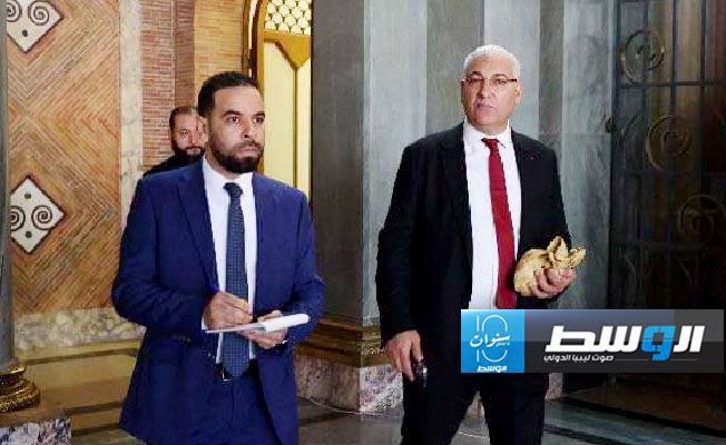 صورة متداولة بمواقع وصفحات تواصل ليبية لما قيل إنه تسليم وتسلم إدارة المصرف المركزي، 26 أغسطس 2024. (الإنترنت)