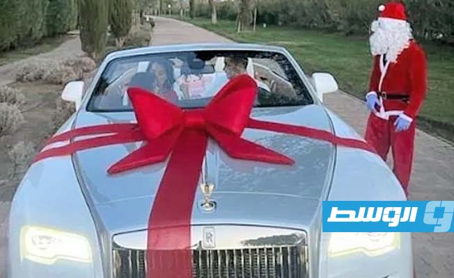 جيورجينا تهدي كريستيانو سيارة «رولز رويس». (إنترنت)