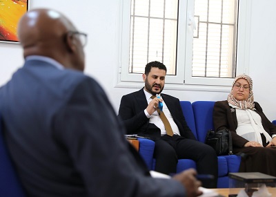 جانب من لقاء رايزدون زينينغا مع ممثلين عن تجمع عدد من الأحزاب السياسية الليبية، الإثنين 17 أبريل 2023 (البعثة الأممية)