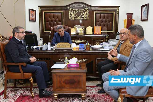 جانب من اجتماع وزير التربية والتعليم بحكومة «الوحدة الوطنية الموقتة» موسى المقريف مع مدير قطاع الأعمال بشركة «المدار الجديد» أحمد الدائري، الثلاثاء 4 فبراير 2025 (وزارة التعليم)