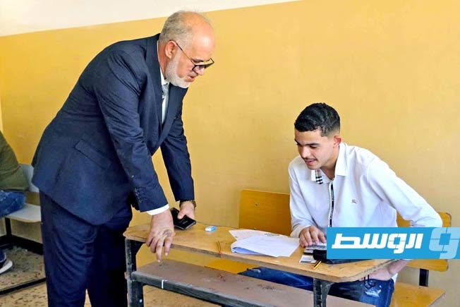 عميد بلدية سبها يتفقد لجنة امتحان لطلاب الشهادة الثانوية في المدينة، 30 يونيو 2026 (بلدية سبها)