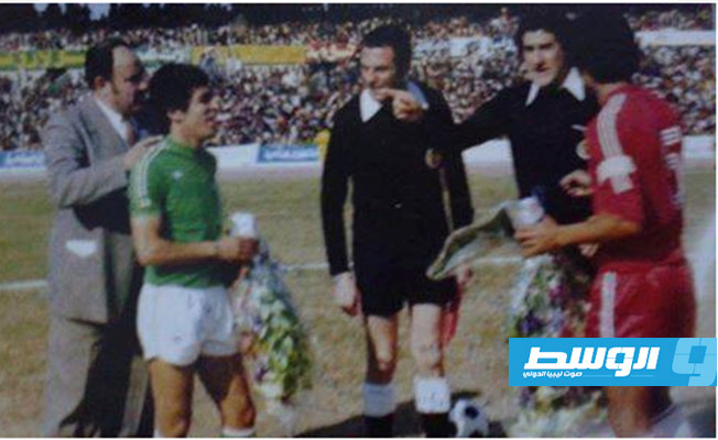 الهاشمي قائد المنتخب الليبي مع بطروني قائد المنتخب الجزائري في آخر مبارياته الدولية. (إنترنت)