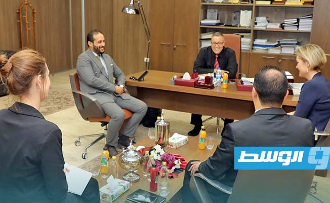 نائب محافظ مصرف ليبيا المركزي علي الحبري يجتمع مع السفيرة البريطانية كارولين هورندال في بنغازي، الأربعاء 19 أكتوبر 2022 (صفحة مركزي البيضاء)