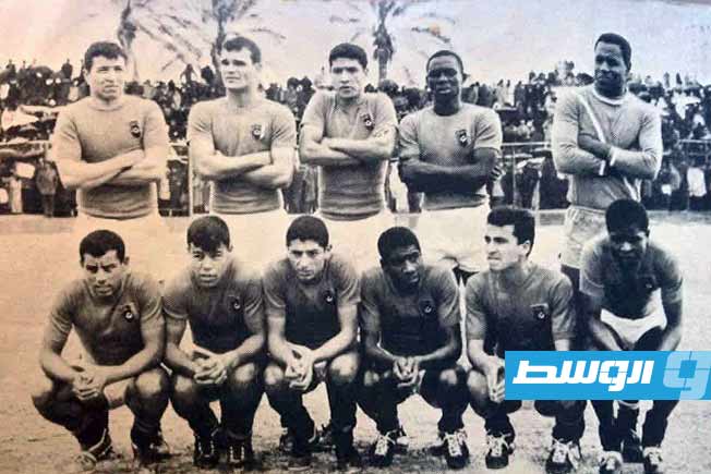 المنتخب الليبي قبل انطلاق المباراة الأولى أمام مصر بالملعب البلدي في طرابلس. (خاص - الوسط)