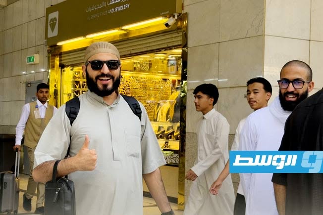 السعادة على وجه حاج ليبي بعد أدائه المناسك وقبل مغادرته المدينة المنورة، الأحد 7 يونيو 2026. (الهيئة العامة لشؤون الحج والعمرة)