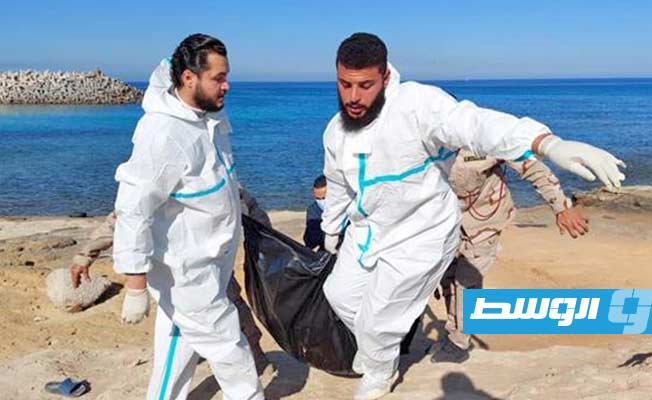 انتشال جثة مجهولة الهوية بشاطئ البحر في الزاوية، 3 يناير 2023. (فرع الهلال الأحمر بالزاوية)