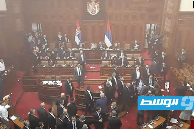 إلقاء قنبلة دخان خلال إحدى الجلسات بالبرلمان الصربي. 4 مارس 2025. (الإنترنت)