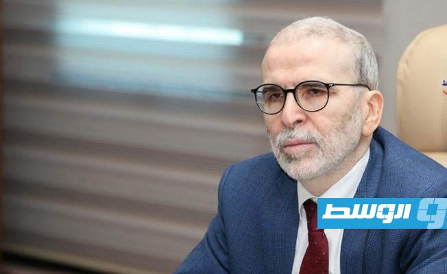 صنع الله خلال اجتماعه مع رئيس الشركة الوطنية لتموين الحقول والموانئ النفطية، الثلاثاء 26 أبريل 2022. (المؤسسة الوطنية للنفط)