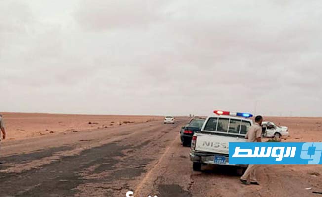موقع حادث الاصطدام المروري بين مركبتين جنوب مدينة سرت. (مديرية أمن سرت)