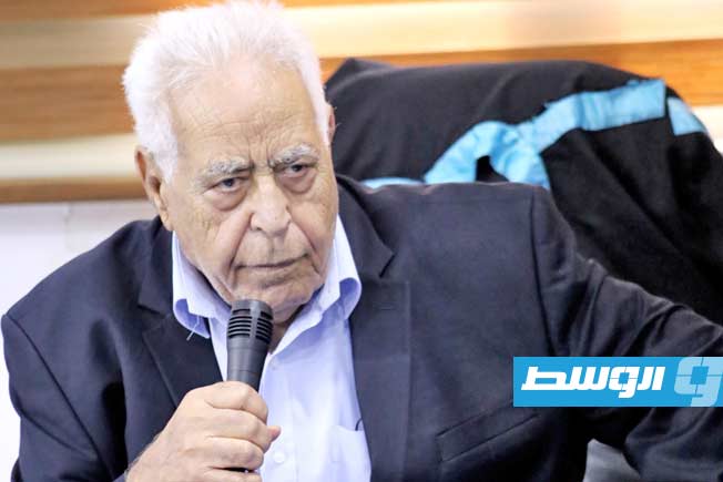 الأستاذ أمين مازن خلال مناقشة رسالة ماجستير للباحث الشاعر عبداللطيف البشكار كوديخة عن رسالته «جماليات التلقي في شعر محيي محجوب - ديوان تمثال يخون الحجر (أنموذجًا)». (لجنة الدراسات العليا بكلية الآداب جامعة الزاوية)