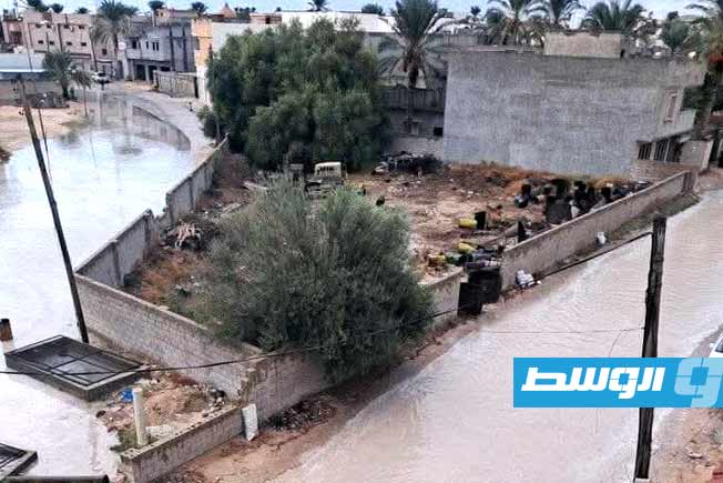 مياه الأمطار تغمر منطقة في مصراتة، 2 أكتوبر 2025. (صفحة حالة الطقس في ليبيا على فيسبوك)