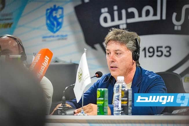 المدرب الجديد للمدينة الإسباني أليخاندرو خلال المؤتمر الصحفي. (فيسبوك)