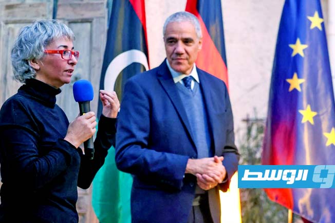 السفير الألماني لدى ليبيا رالف طراف في منزل الفنانة هادية قانة، الأحد 30 نوفمبر 2025. (السفارة الألمانية في ليبيا)