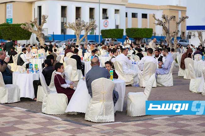 مدينة مصراتة تحتضن مبادرة الإفطار الجماعي، التي يشارك فيها أبناء المدينة وضيوفها من عدة مدن ليبية. (تصوير: عماد خضورة)