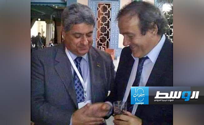 الخبير الرياضي الدكتور مخلوف المبروك مع بلاتيني. (فيسبوك)