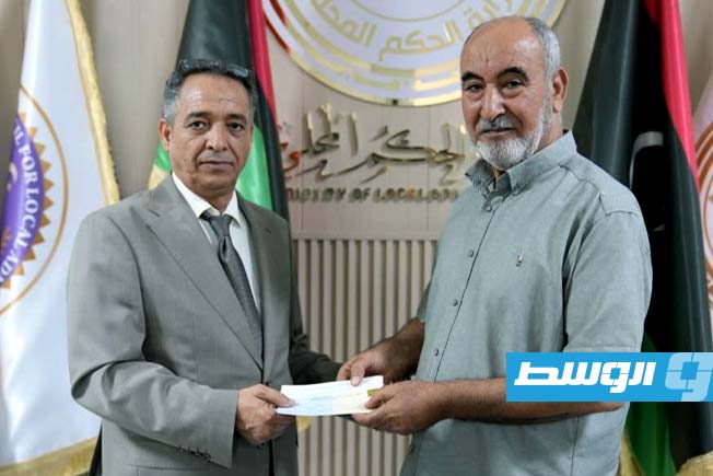 مدير مكتب شؤون المخاتير يسلم صكوك المكافآت للمجموعة الثالثة من مخاتير المحلات، الأحد 19 أكتوبر 2025. (وزارة الحكم المحلي)