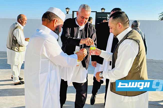 مواطنون يتبادلون التهاني بعد أداء الصلاة، 27 مايو 2026. (زوارة بين قوسين)